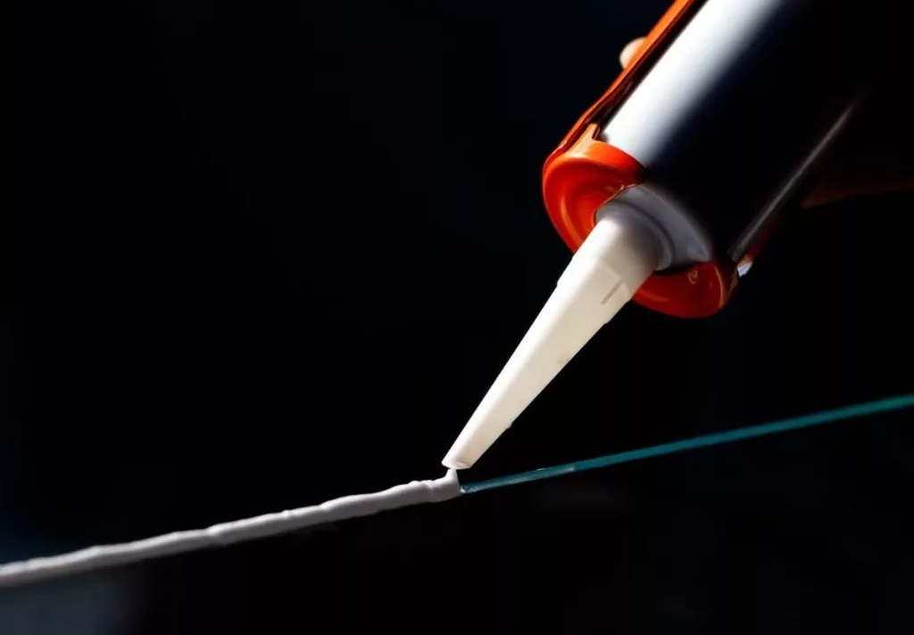 ساخت چسب بسیار قوی از روغن سوخته که می‌تواند خودرو بکسل کند